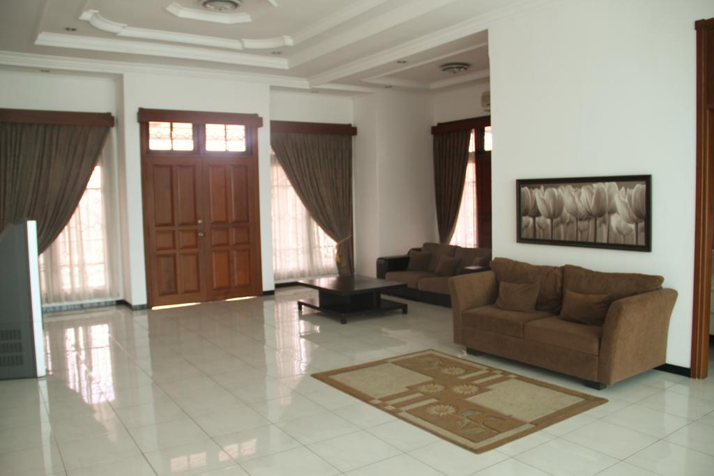 Alsalam Syariah Guesthouse Solo Exterior foto